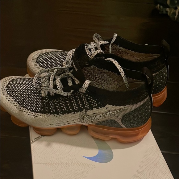 Nike VaporMax Black and White Sneakers with Orange Soles. Size 9 (Men’s 7.5) EUC - Picture 4 of 5